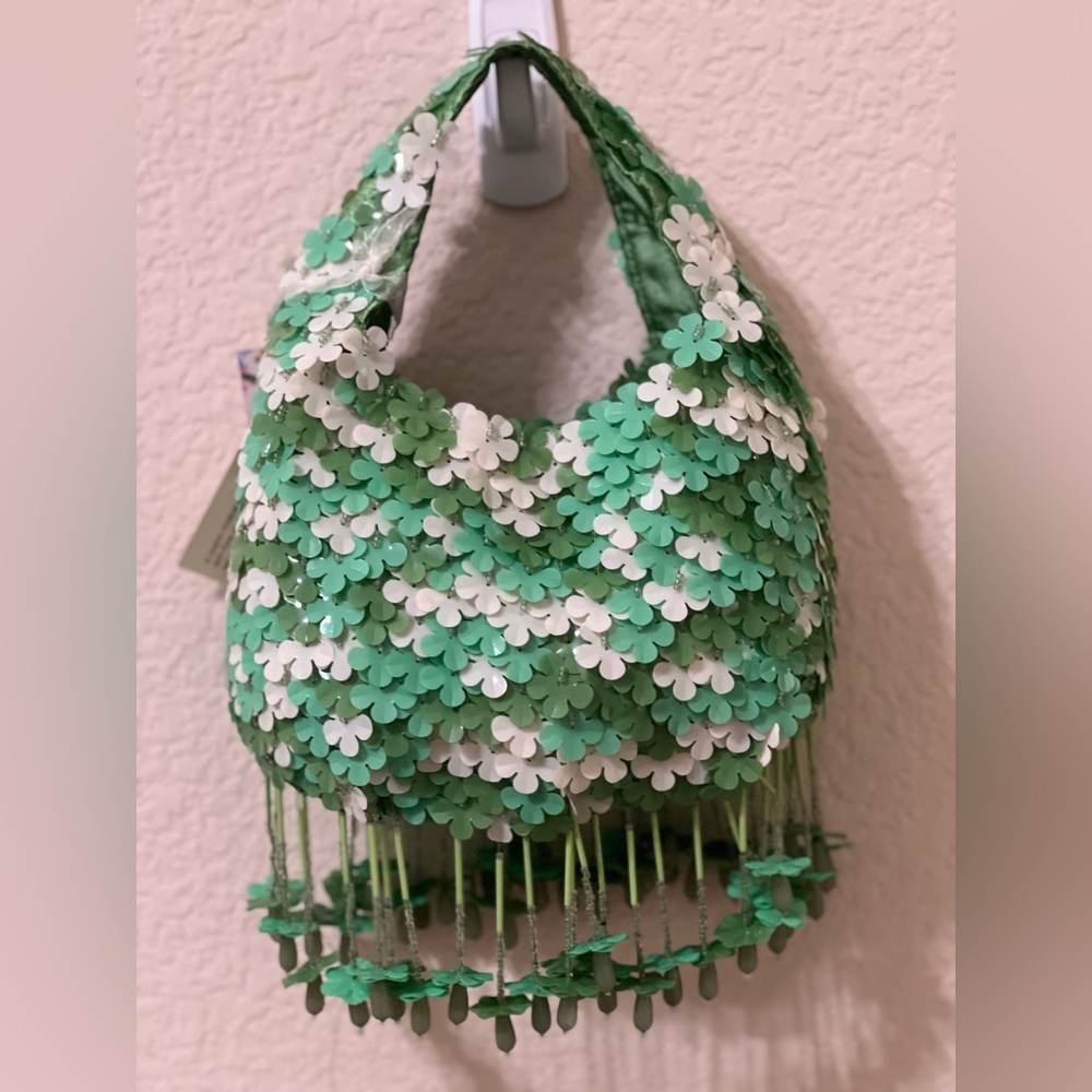 Floral Beaded Green and White Bag 🌿